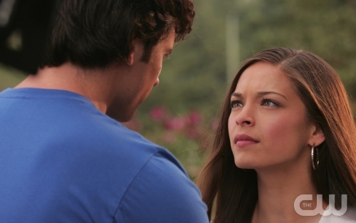 TheCW Staffel1-7Pics_201.jpg - "Action"--  Pictured (L-R) Tom Welling as Clark Kent and Kristin Kreuk as Lana Lang in SMALLVILLE, on The CW Network.  Photo: Michael Courtney/The CW © 2007 The CW Network, LLC. All Rights Reserved.